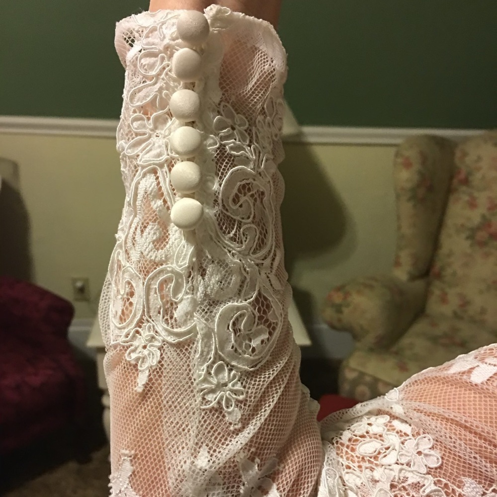 Allure Bridals long sleeve lace wedding gown - Picture 6 of 11